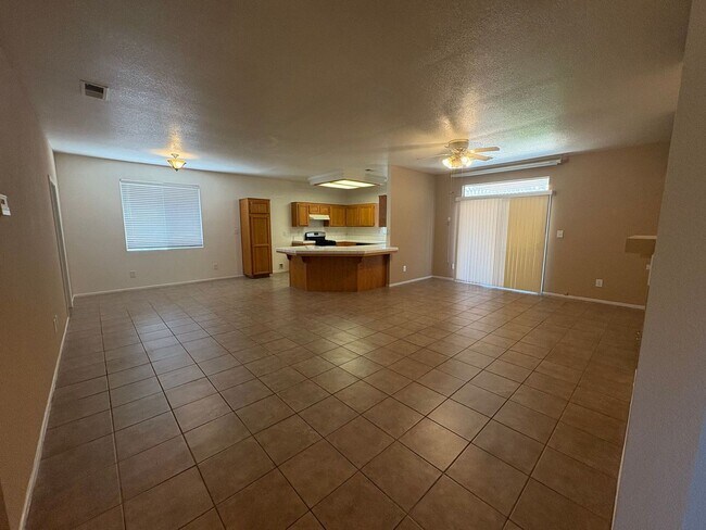 Foto del edificio - Spacious 3 Bedroom, 2 Bath Tevis Ranch Home with Fireplace, Covered Patio & 2-Car Garage
