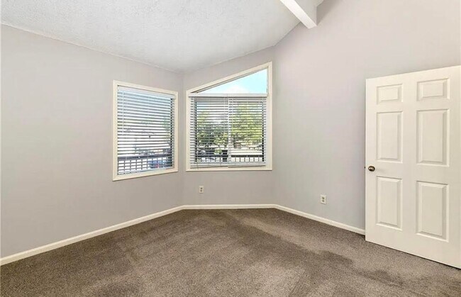 Foto del edificio - SEE IT NOW: Charming 2-Bedroom Condo in a ...