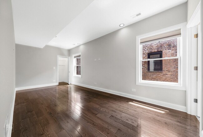 Building Photo - 4542 N Kenton Ave