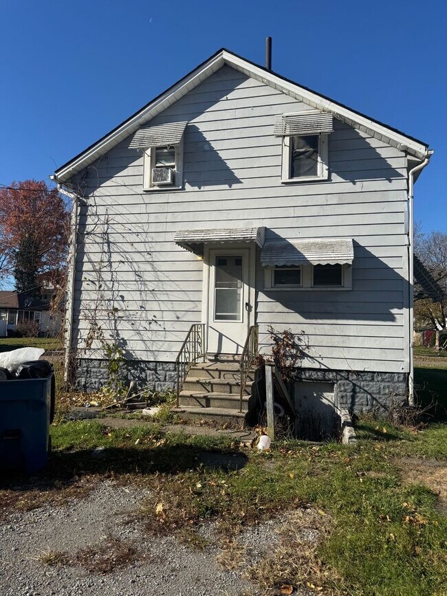 Building Photo - Charming 3-Bedroom Property in Prime Location