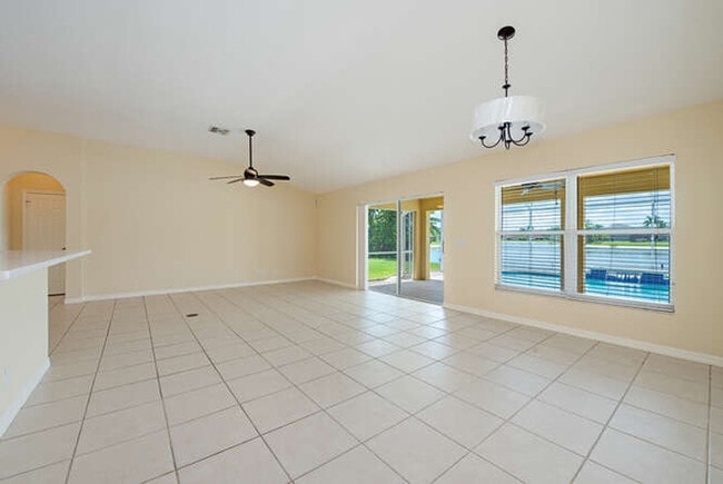 Foto del edificio - 2271 Grove Dr