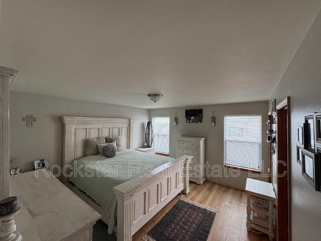 Foto del edificio - 1707 W Pleasant Ln