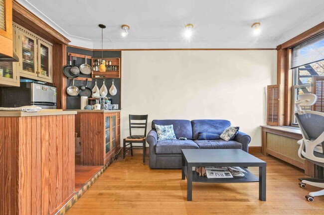 Building Photo - Light-filled one-bedroom in elevator buidl...