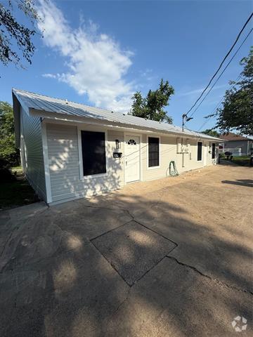 Building Photo - 304 E Hickory St