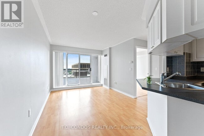 Building Photo - 909 Bay St.