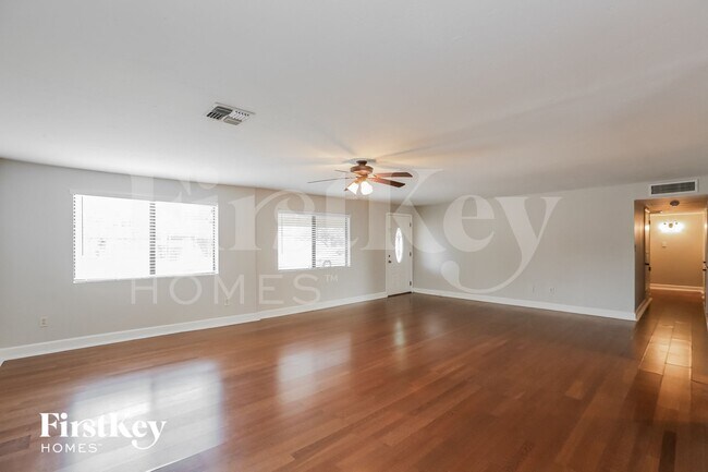 Foto del edificio - 3827 E Friess Dr