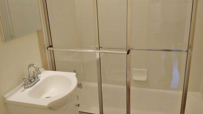 Building Photo - 821 North Carolina Ave SE