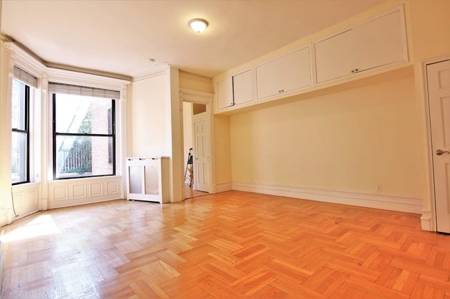 Building Photo - 118 W 69th St