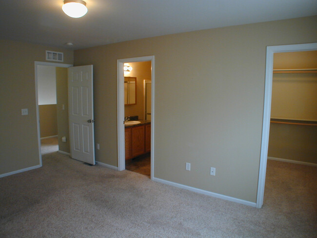 Building Photo - House For Lease
