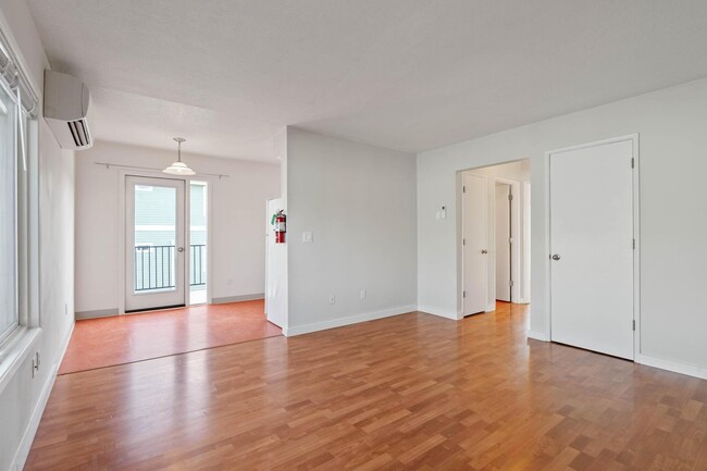 Building Photo - Comfortable 2-bed/1-bath upper apt in Cath...