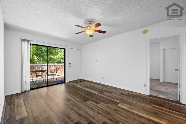 Building Photo - 2Bed/2Bath Condo at Thunderbird Rd/59th Ave! Ready for Immediate Move-In!