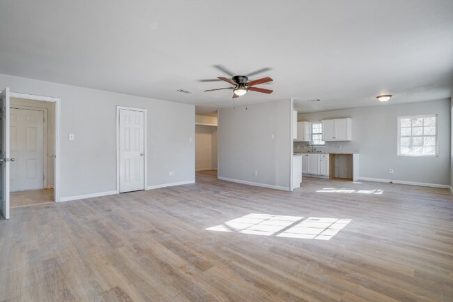 Building Photo - 207 N Oak Dr