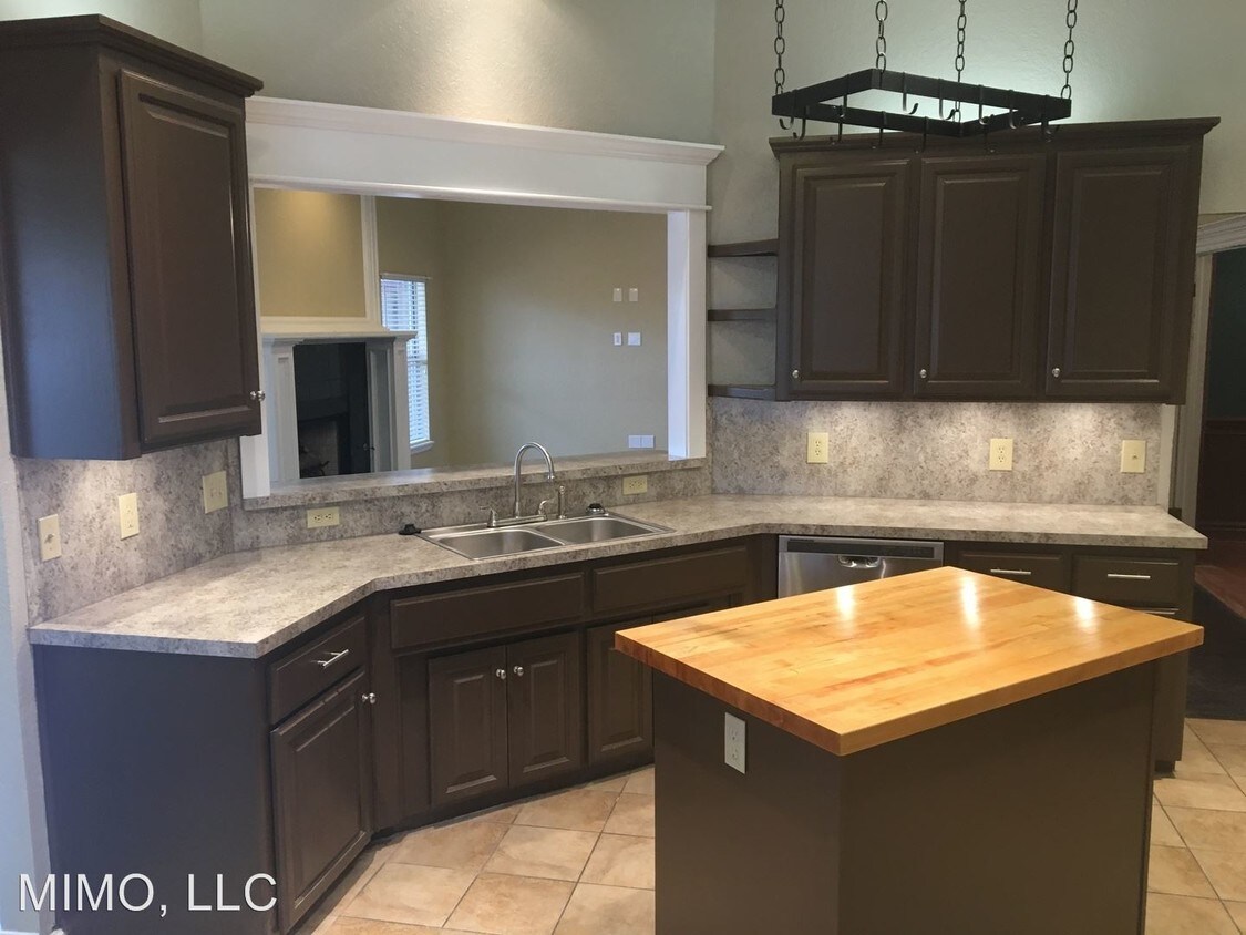 Foto principal - 8401 Barkwood Ln