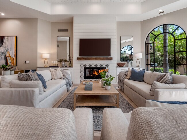 Dos sofás grandes y súper cómodos de RH, además de dos sillones extragrandes y súper cómodos de Bungalow. - 8437 N 84th St