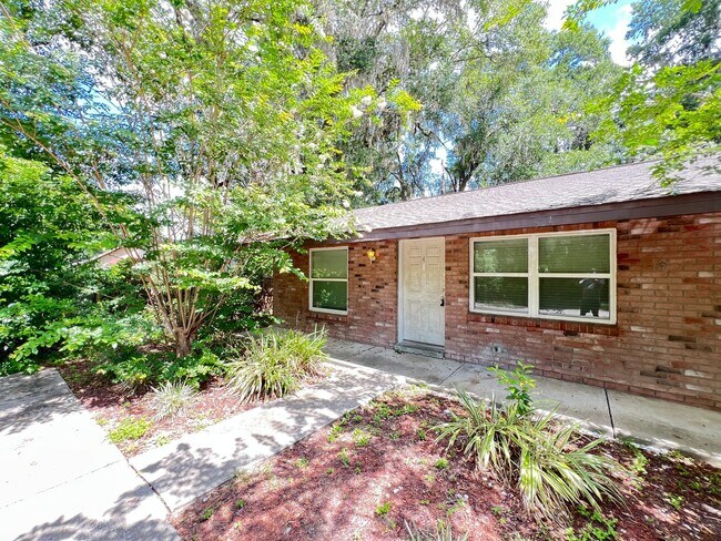 Foto del edificio - 2BD & 1 BA - Where Charm Meets Comfort: Yo...