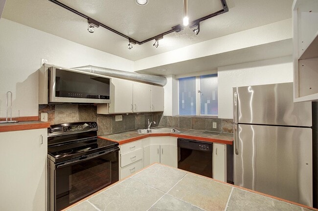 Foto del edificio - 1038 Lakeview Blvd E