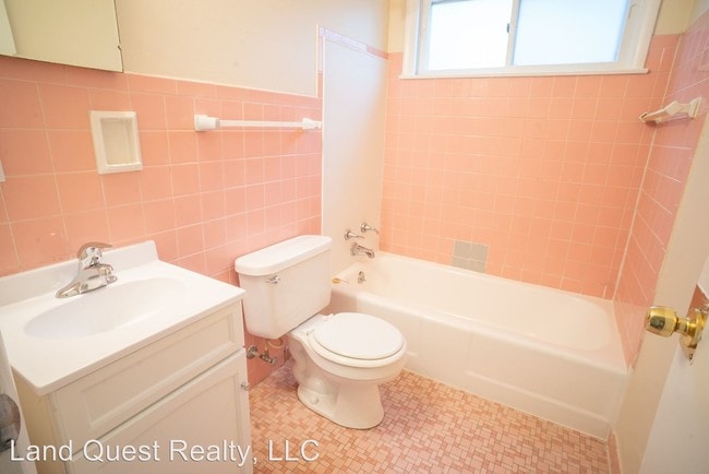 Building Photo - 2 br, 1 bath Apartment - 515 3 Mile Rd.