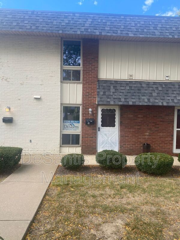 Primary Photo - 203 College Park Dr