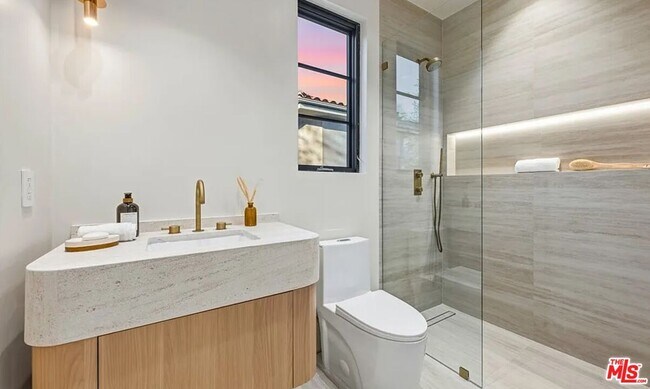 Building Photo - 4900 Valjean Ave