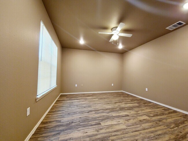 Building Photo - $250 MOVE-IN SPECIAL: Cozy Three Bedroom H...