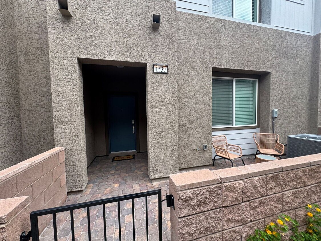 Building Photo - Modern Furnished Townhome with Style, Spac...