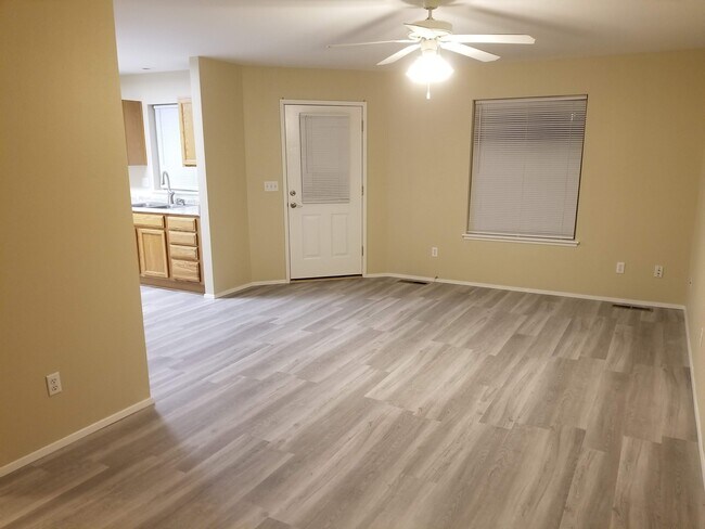 Building Photo - 1048 Ne Warner Pl