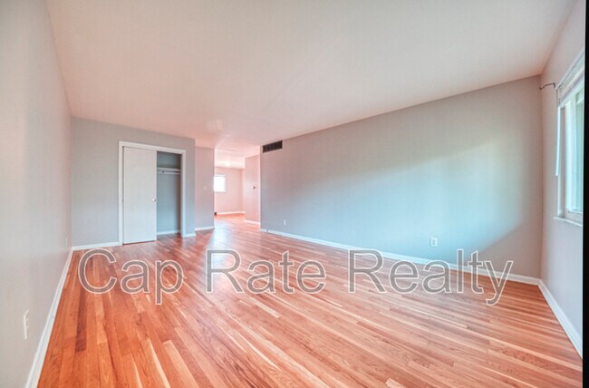 Building Photo - 26 S Hampton Rd