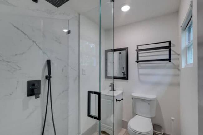 Building Photo - 625 NE 13th Ave