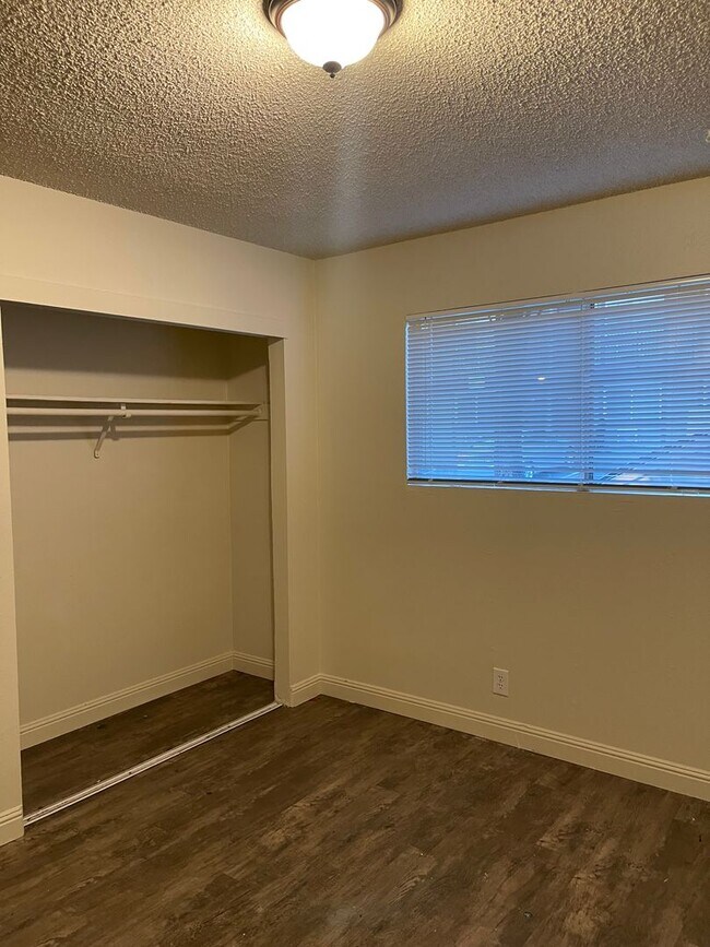 Foto del edificio - UPSTAIRS 1 BED 1 BATH UNIT & PET FRIENDLY