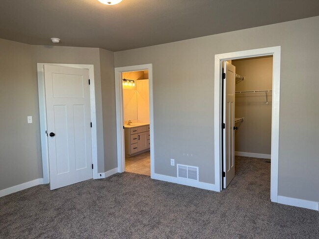 Foto del edificio - Horace ND - Available Now