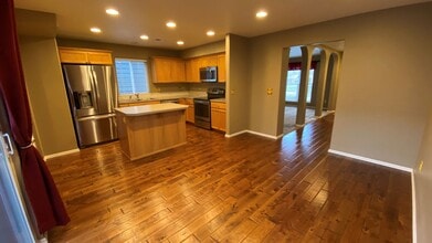 Building Photo - 3353 SE Midvale Dr