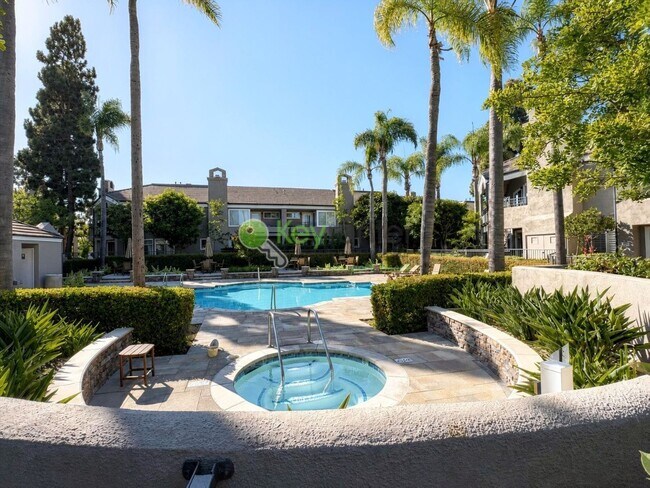 Foto del edificio - Beautifully renovated single-level condo in gated Newport Baycrest