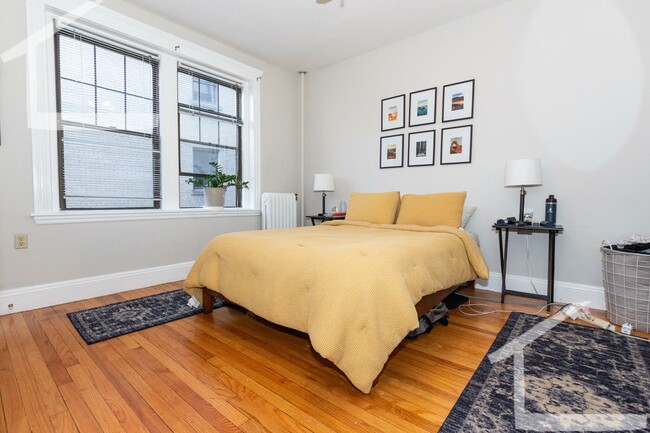 Foto del edificio - Sunny, Modern Cleveland Circle 1-Bed Right on the T!