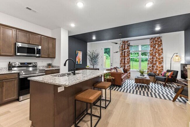 Foto del edificio - Modern 3-Bed, 2.5-Bath Townhome Now Offering $1000