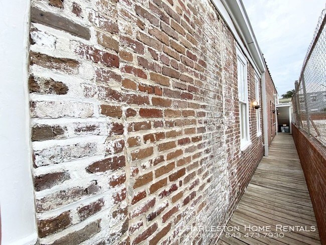 Building Photo - 307 King St