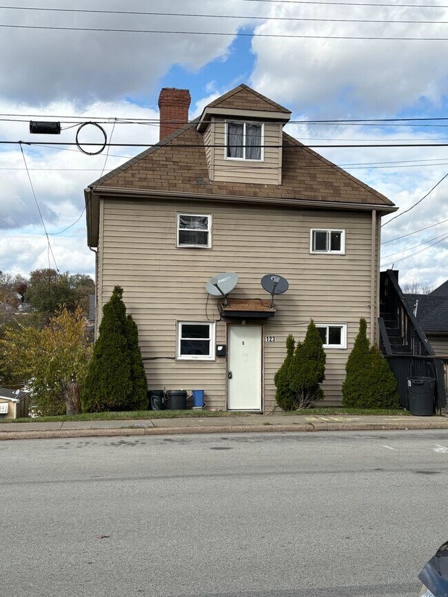 Building Photo - 123 W Walnut St