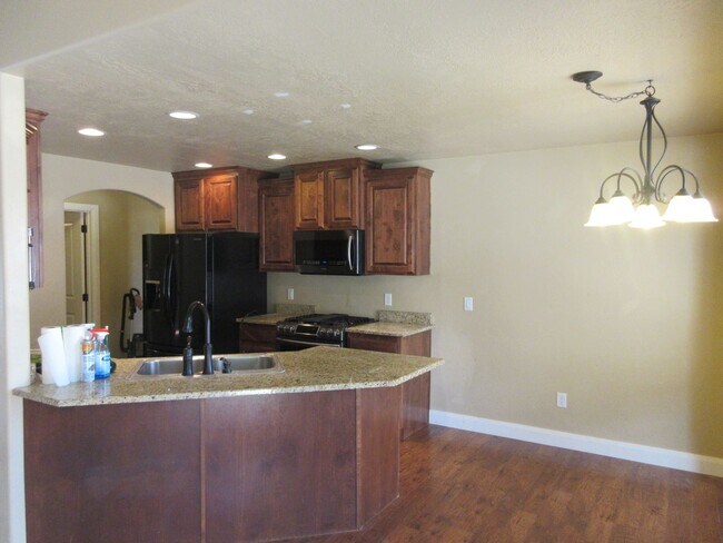 Building Photo - 5 bedroom, 3 bath Single Family Home