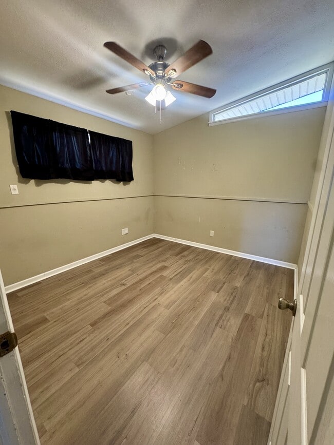 Building Photo - 420 Lakeview Dr