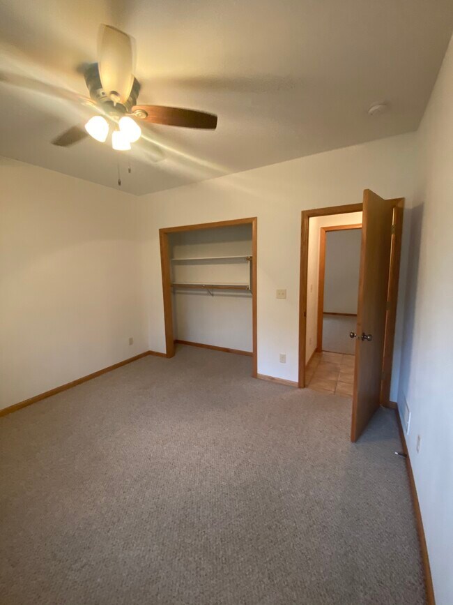 Building Photo - 987 Fox Ridge Rd