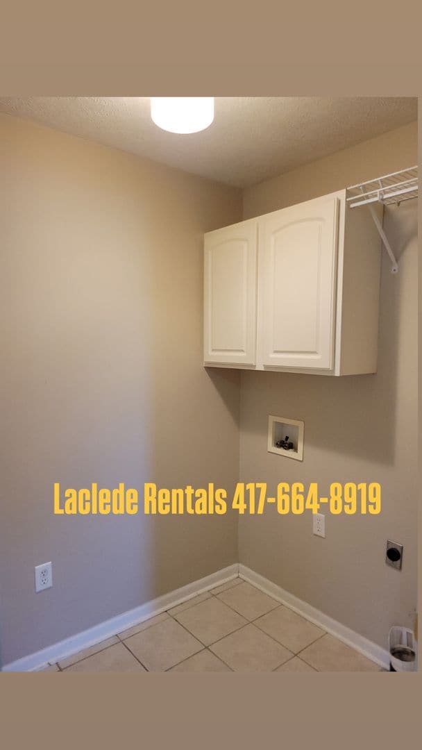 Building Photo - 2 bedroom 2 bathroom duplex with garage fo...