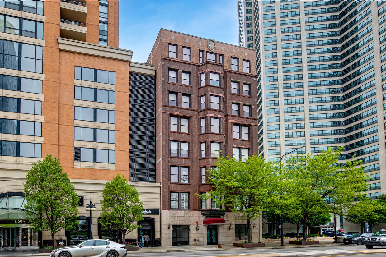 Primary Photo - 1142 S Michigan Ave