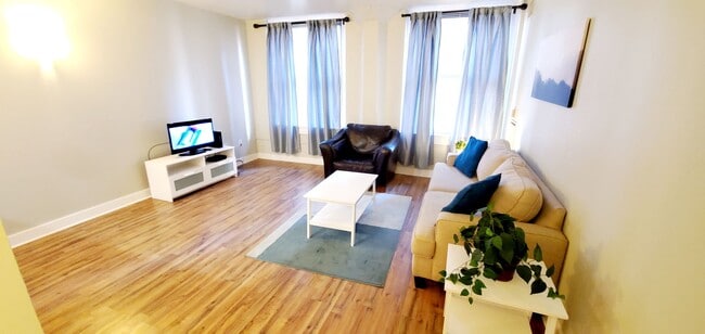 Building Photo - Executive 1 Bedroom Apartment right off 16th St. Mall - All Utilities Included!