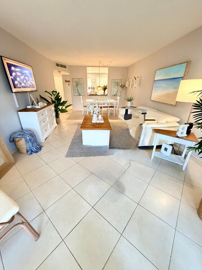 Building Photo - Location Location! Section 8 Welcome! Annual Rental Available