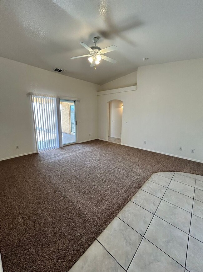 Building Photo - 425 Hummingbird Dr