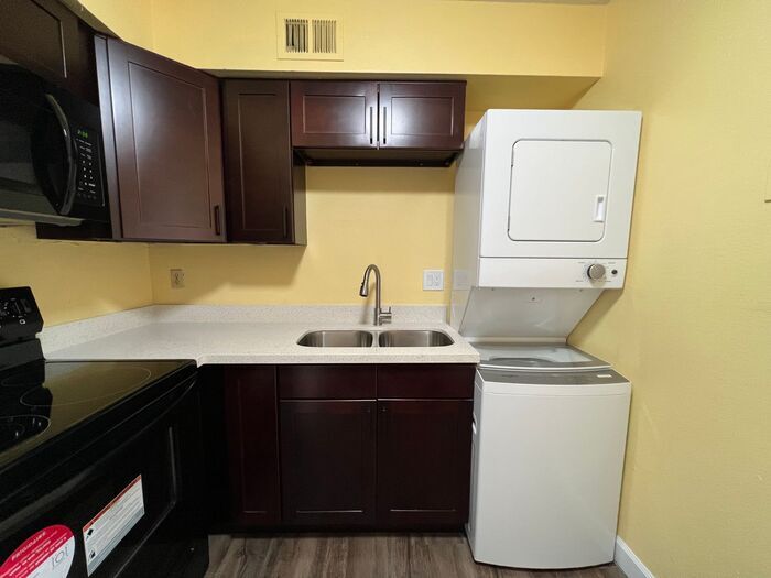 Foto principal - Freshly remodeled 2-bedroom, 1-bath unit!