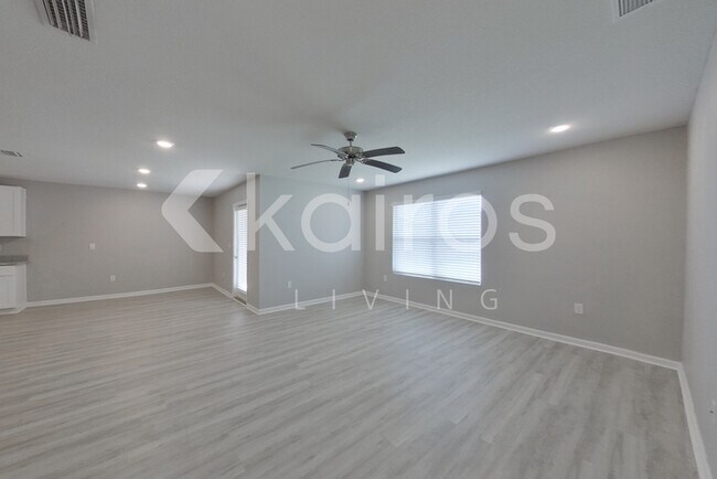 Foto del edificio - 316 Monarch Ln