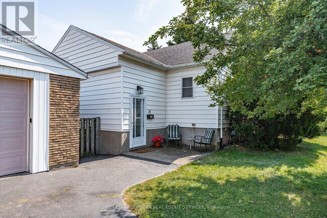 Photo du bâtiment - 13 Craig Blvd