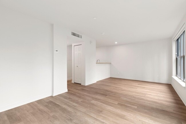 Building Photo - AVIA on Pike Street