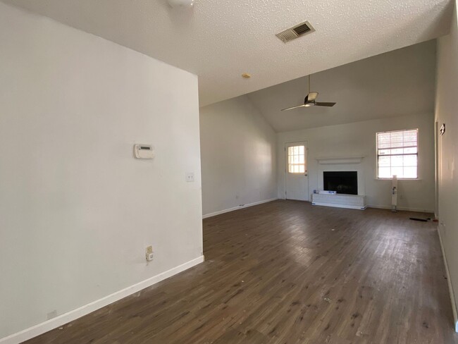 Foto del edificio - MOVE IN READY - Updated 3-Bedroom Home Nea...