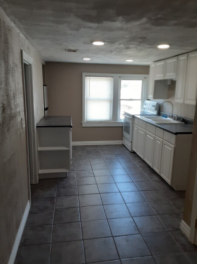kitchen - 115 S Quapaw Ave